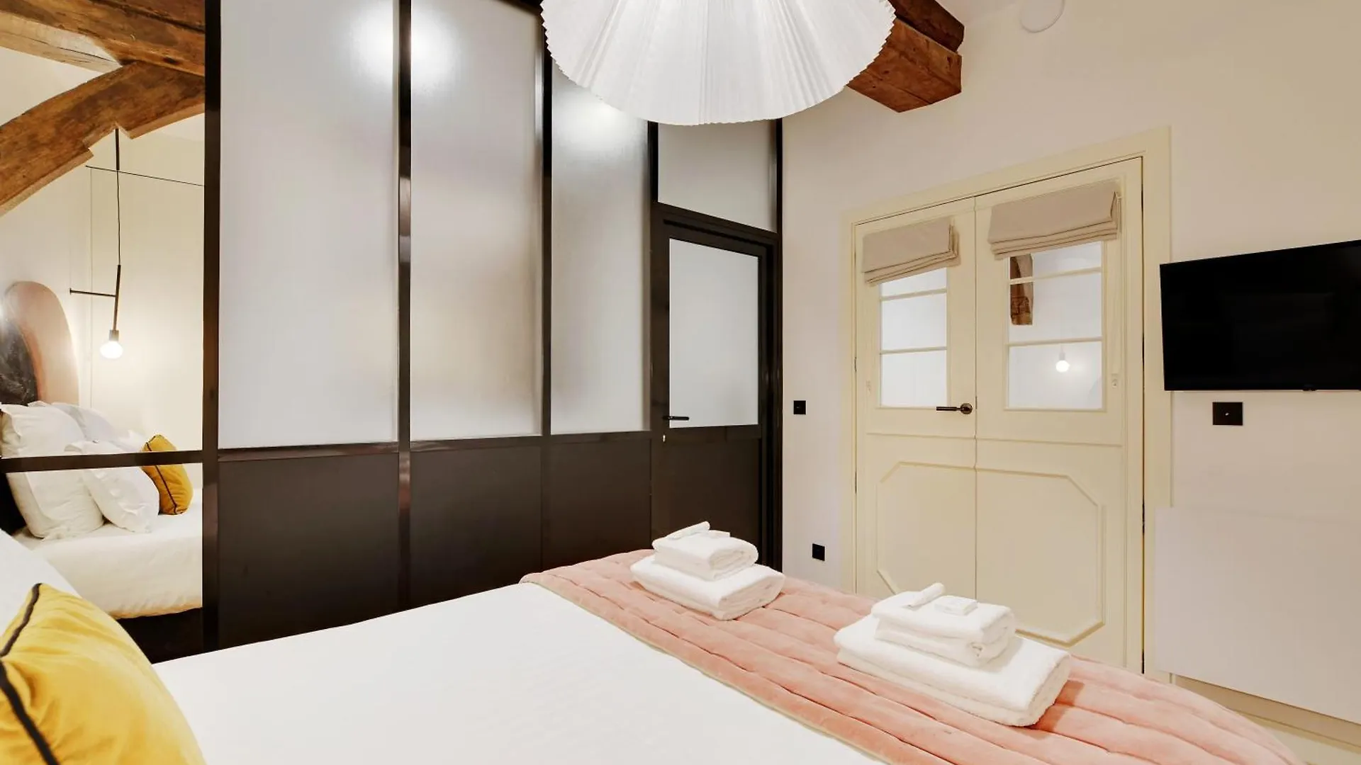 Sereners - Charming Serviced Apartments - Place Des Vosges Paris 0*,  Frankrike